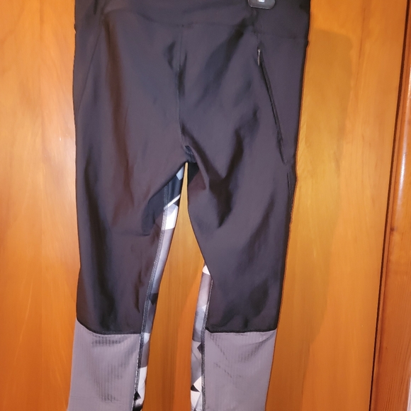 Under Armour Compression Woman's Legging Size: Medium Black/ Gray - Picture 3 of 5